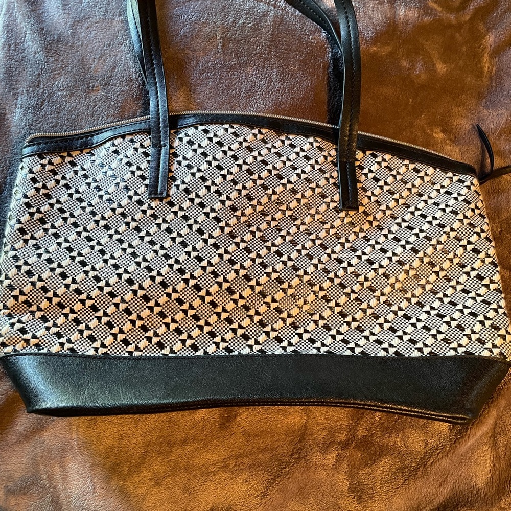 Medium sized purse with two straps and zipper closure